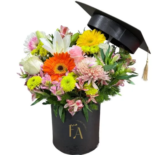 Caja arreglo graduacion con flores de estacion 